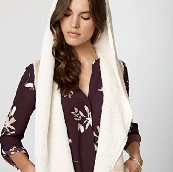 LE CHATEAU Bonded Faux Sherpa Vest - Picture 2 of 6